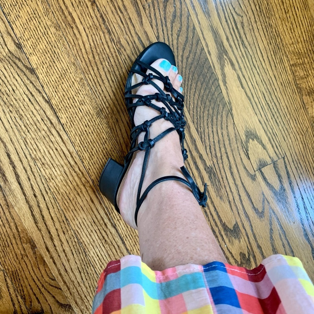 New BLIND-FAITH Simple Wraparound Black Strappy Block Heel Sandal | Size 7.5